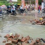 गैस और पानी की पाइप फटने से मचा हड़कंप, लखनऊ-वाराणसी मार्ग रहा जाम