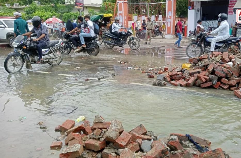 गैस और पानी की पाइप फटने से मचा हड़कंप, लखनऊ-वाराणसी मार्ग रहा जाम