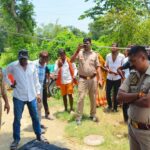 फांसी के फंदे पर लटका मिला विवाहिता का हाथ बढ़े और पास में खुदा मिला गढ़ा 