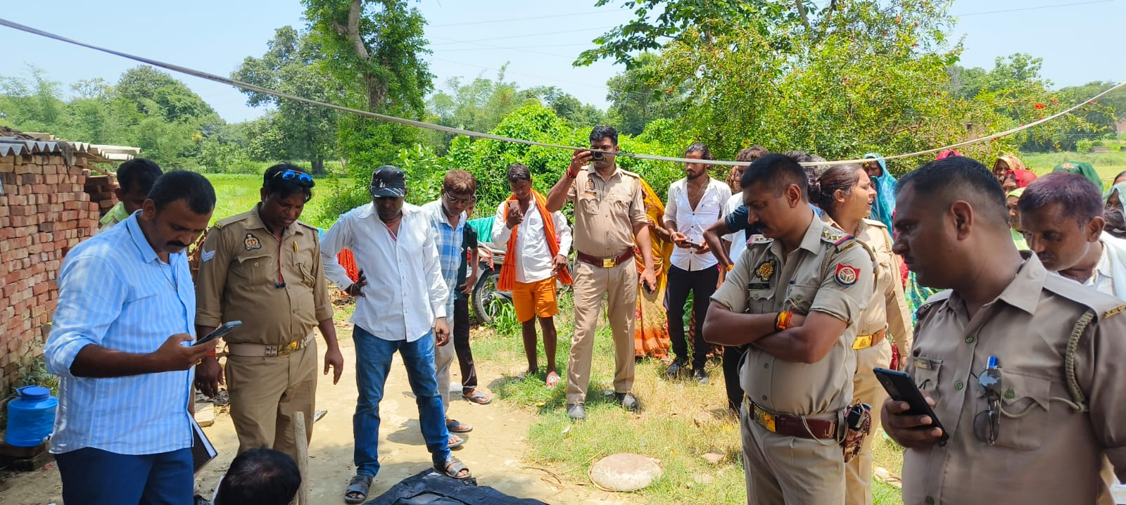 फांसी के फंदे पर लटका मिला विवाहिता का हाथ बढ़े और पास में खुदा मिला गढ़ा 