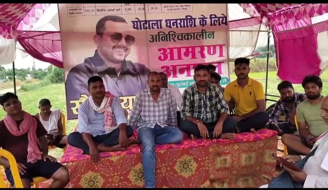 26.43 लाख रुपए की लूट शिवरिहा गांव मे सड़क बनी नही निकाला गया धन