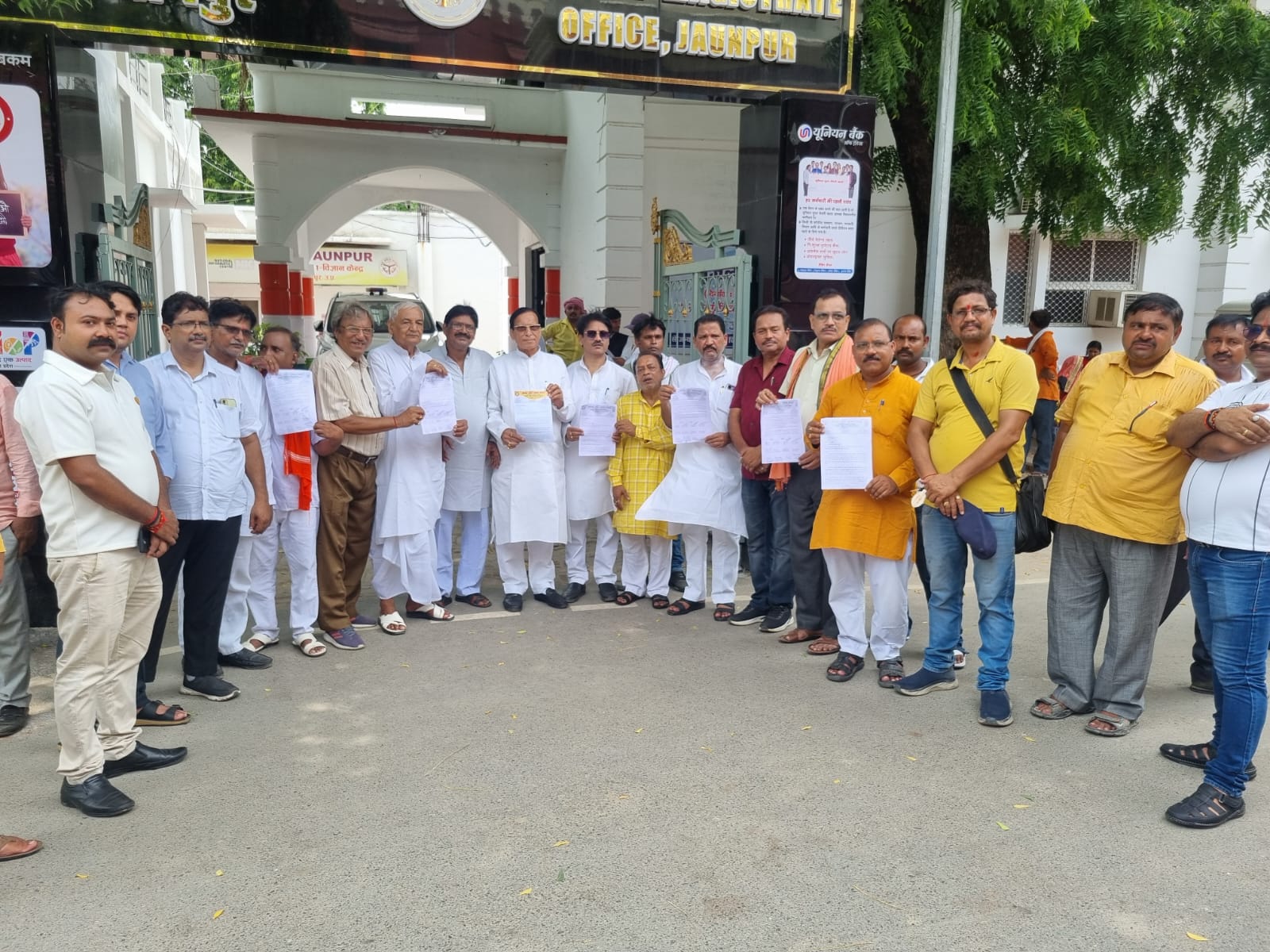 जौनपुर में व्यापार मंडल ने जिलाधिकारी के माध्यम से मुख्यमंत्री को भेजा ज्ञापन 