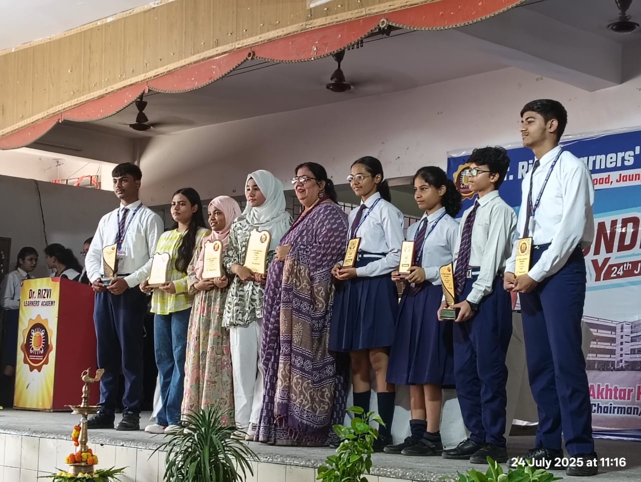 रिज़वी लर्नर्स फाउंडेशन डे के अवसर पर स्कूल के विद्यार्थियों ने बुजुर्गों और दिव्यांगों के साथ बाँटा अपनापन