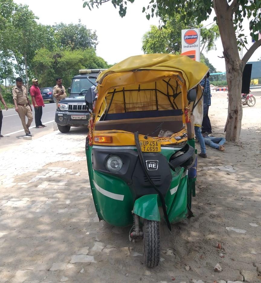 सुल्तानपुर में सड़क पर खड़े डम्फर से टकराया टेम्पो, ड्राइवर गंभीर रूप से घायल