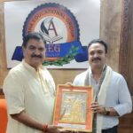 डॉ अवधेश सिंह ने किया राहुल एजुकेशन के सचिव राहुल तिवारी का सम्मान