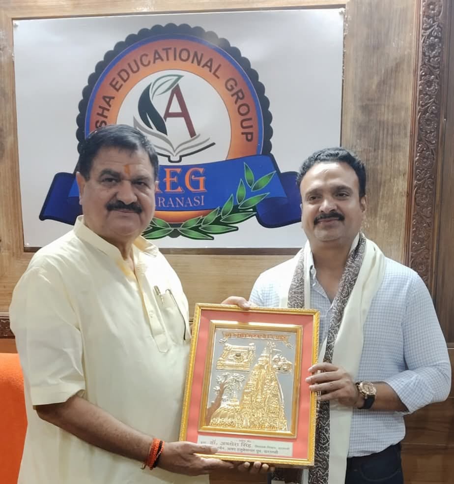 डॉ अवधेश सिंह ने किया राहुल एजुकेशन के सचिव राहुल तिवारी का सम्मान