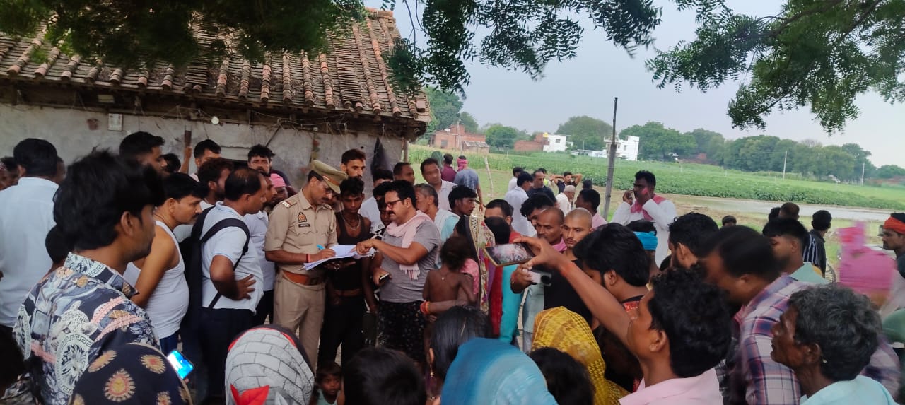 जौनपुर में धान की रोपाई करते समय खेत के चारों तरफ लगाए गए झटका मशीन की तार में करंट प्रवाहित होने से चपेट में आकर मां बेटे की मौत 