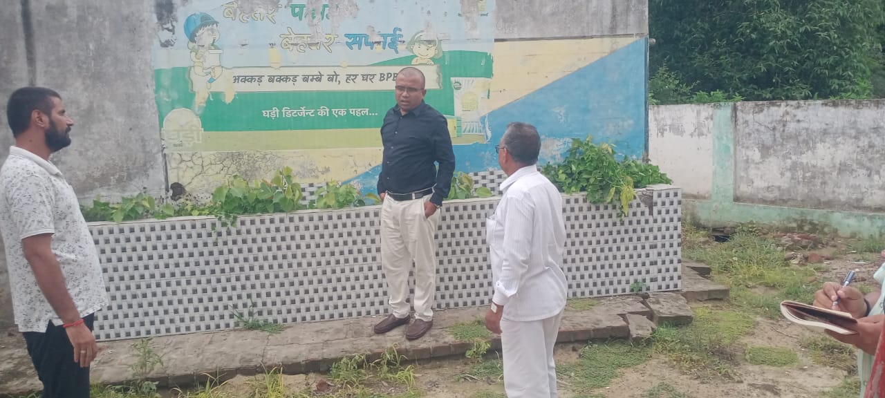 जिला बेसिक शिक्षा अधिकारी ने निरीक्षण में लापरवाह पाए गए शिक्षकों का वेतन व मानदेय किया अवरुद्ध, गुणवत्तापूर्ण कार्य के लिए प्रशंसा भी की
