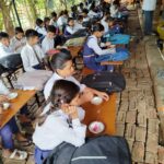 ट्रस्ट ने सावन के शुभ अवसर पर स्कूली बच्चों को खीर खिलाने के बाद वितरित किया उपहार