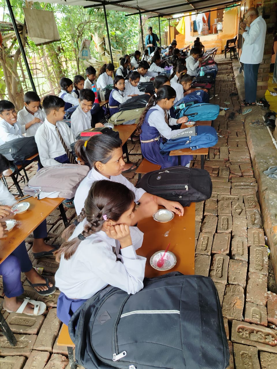 ट्रस्ट ने सावन के शुभ अवसर पर स्कूली बच्चों को खीर खिलाने के बाद वितरित किया उपहार