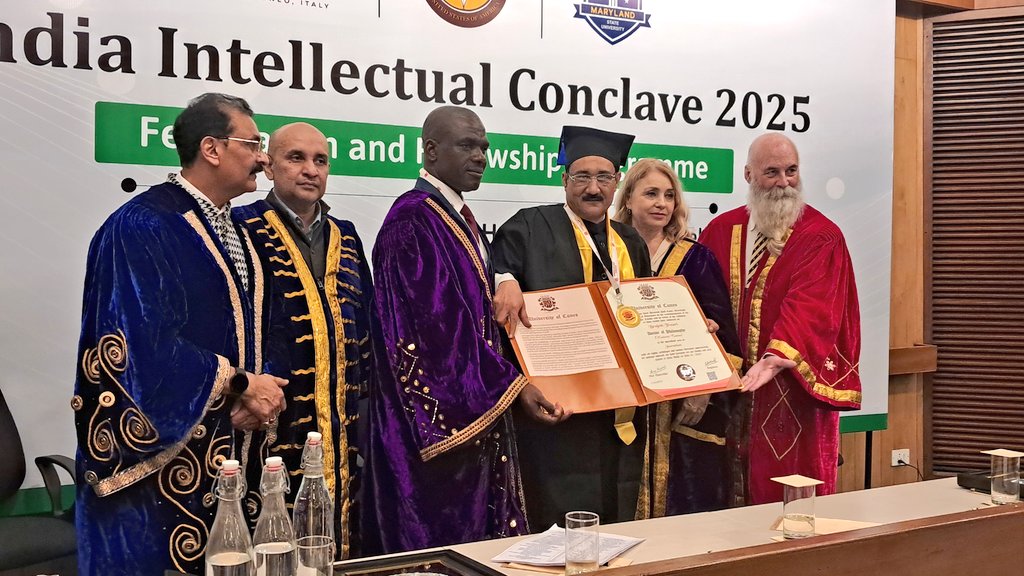 पत्रकार मुन्ना त्रिपाठी को पत्रकारिता में डॉक्टरेट की उपाधि से सम्मानित किया गया