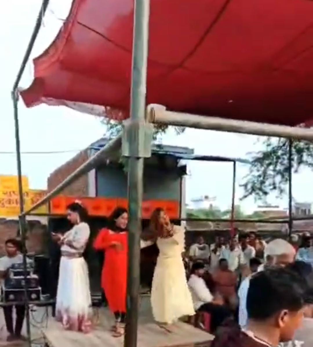 भक्ति में भंग: एटा में कांवड़ यात्रा मार्ग पर अश्लील डांस का वीडियो वायरल, श्रद्धालुओं में आक्रोश