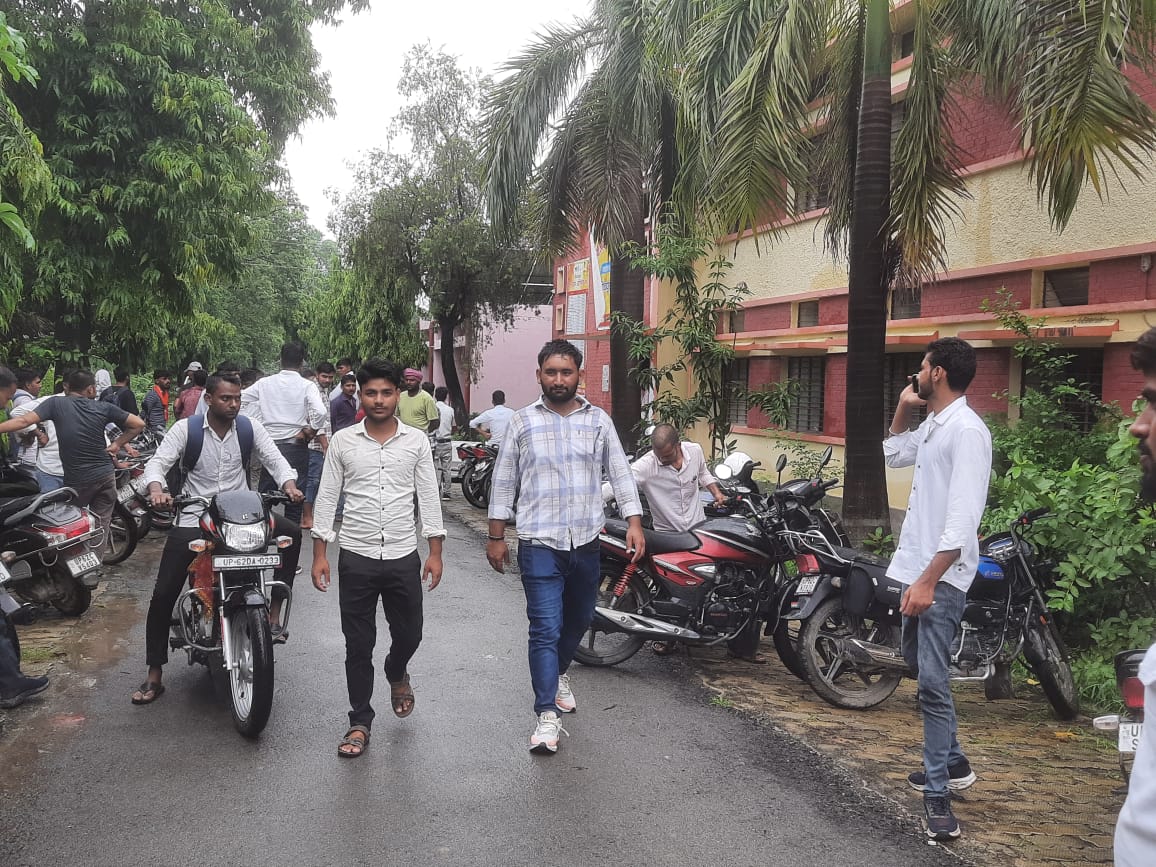 अफरा तफरी अव्यवस्थाओ के बीच शुरू हुई आईटीआई की परीक्षा, पीने के पानी के लिए परेशान रहे परीक्षार्थी