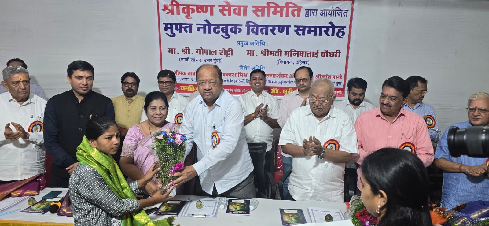 श्री कृष्ण सेवा समिति ने जरूरतमंद विद्यार्थियों को मुफ्त नोटबुक का किया वितरण