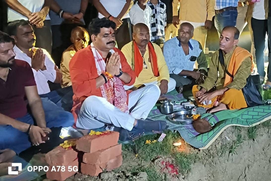 बदलापुर विधायक ने लेदुका गांव में पशु अस्पताल निर्माण हेतु किया भूमि पूजन