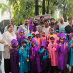 सक्षम फाउंडेशन द्वारा स्ट्रीट स्कूल के बच्चों को रेनकोट वितरित