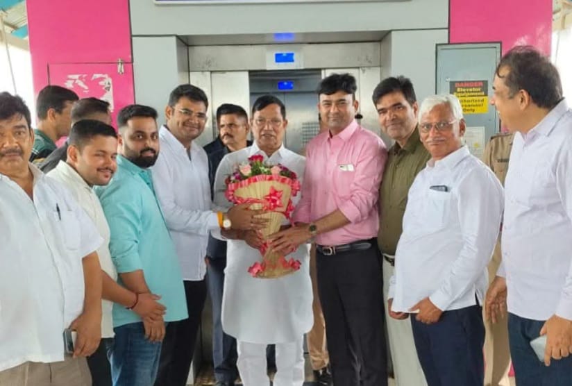 मीरारोड स्टेशन पर कृपाशंकर सिंह का प्रबुद्ध उत्तर भारतीय समाज ने किया स्वागत