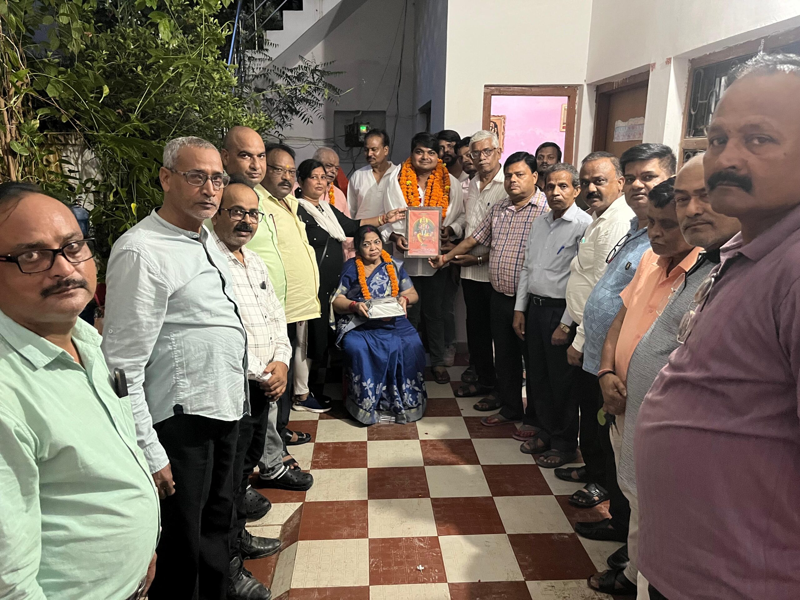 जौनपुर: बेसिक शिक्षा अधिकारी बनने पर गुरुआंशु श्रीवास्तव को कायस्थ समाज ने किया सम्मानित