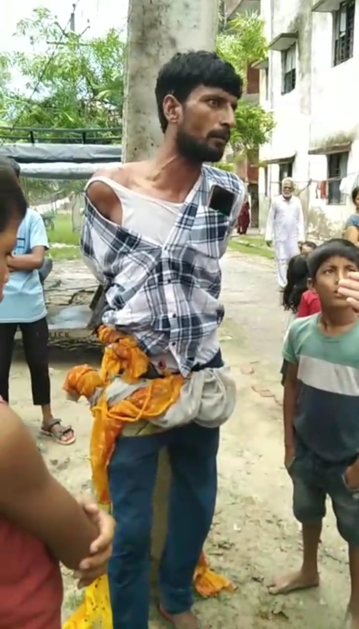 विद्युत कनेक्शन काटने से नाराज़ लोगों ने लाइनमैन को खंभे से बांधा