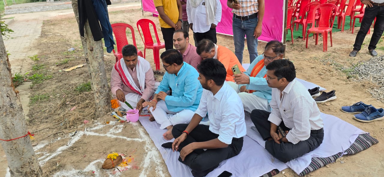 हवन पूजन से शुभारम्भ हुआ वृहद वृक्षारोपण कार्यक्रम।