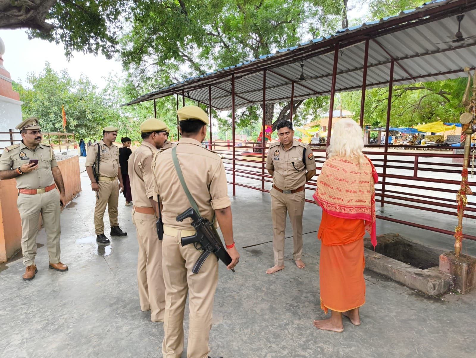 श्रावण मास के दृष्टिगत एसपी ने किया श्री गौरी शंकर धाम का निरीक्षण