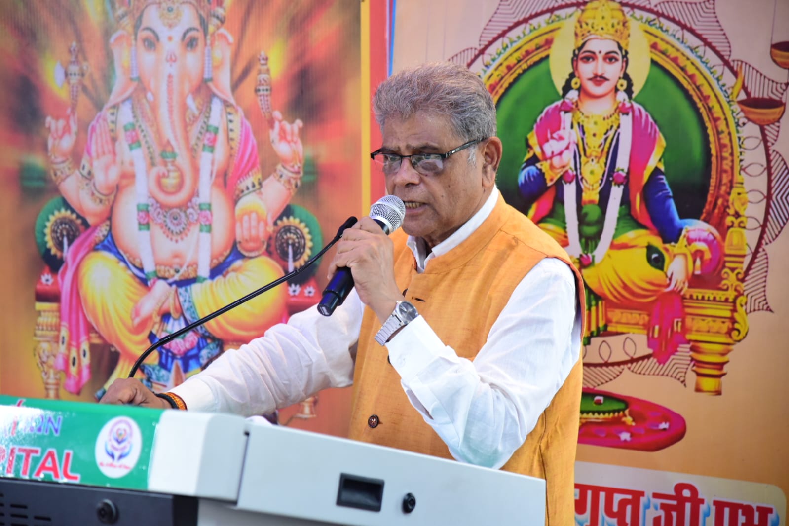 जौनपुर में कायस्थ समाज के वृक्षारोपण और सम्मान समारोह में मंत्री अरुण सक्सेना