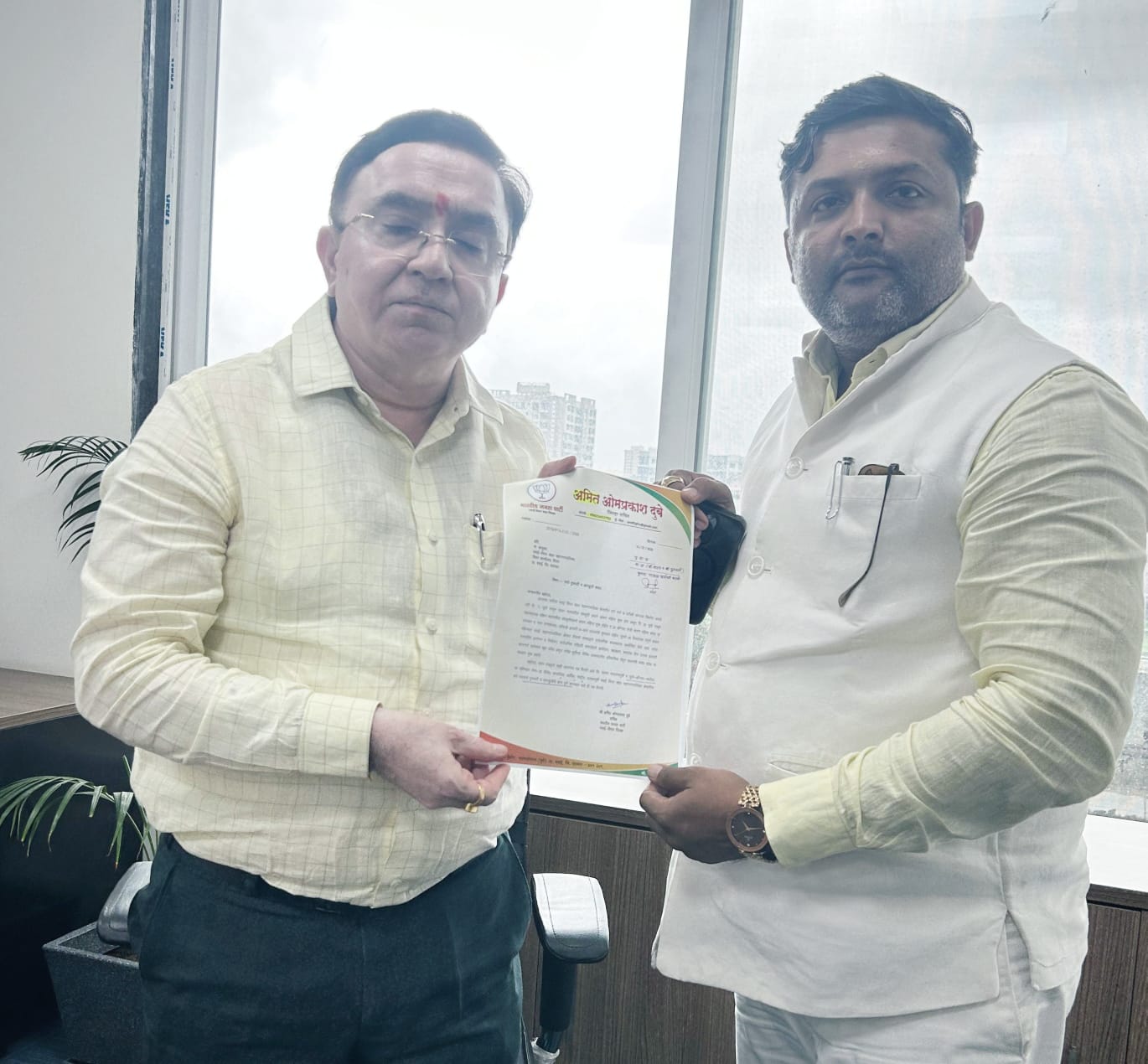 सड़कों की दुरुस्ती को लेकर अमित दुबे ने की आयुक्त से मुलाकात