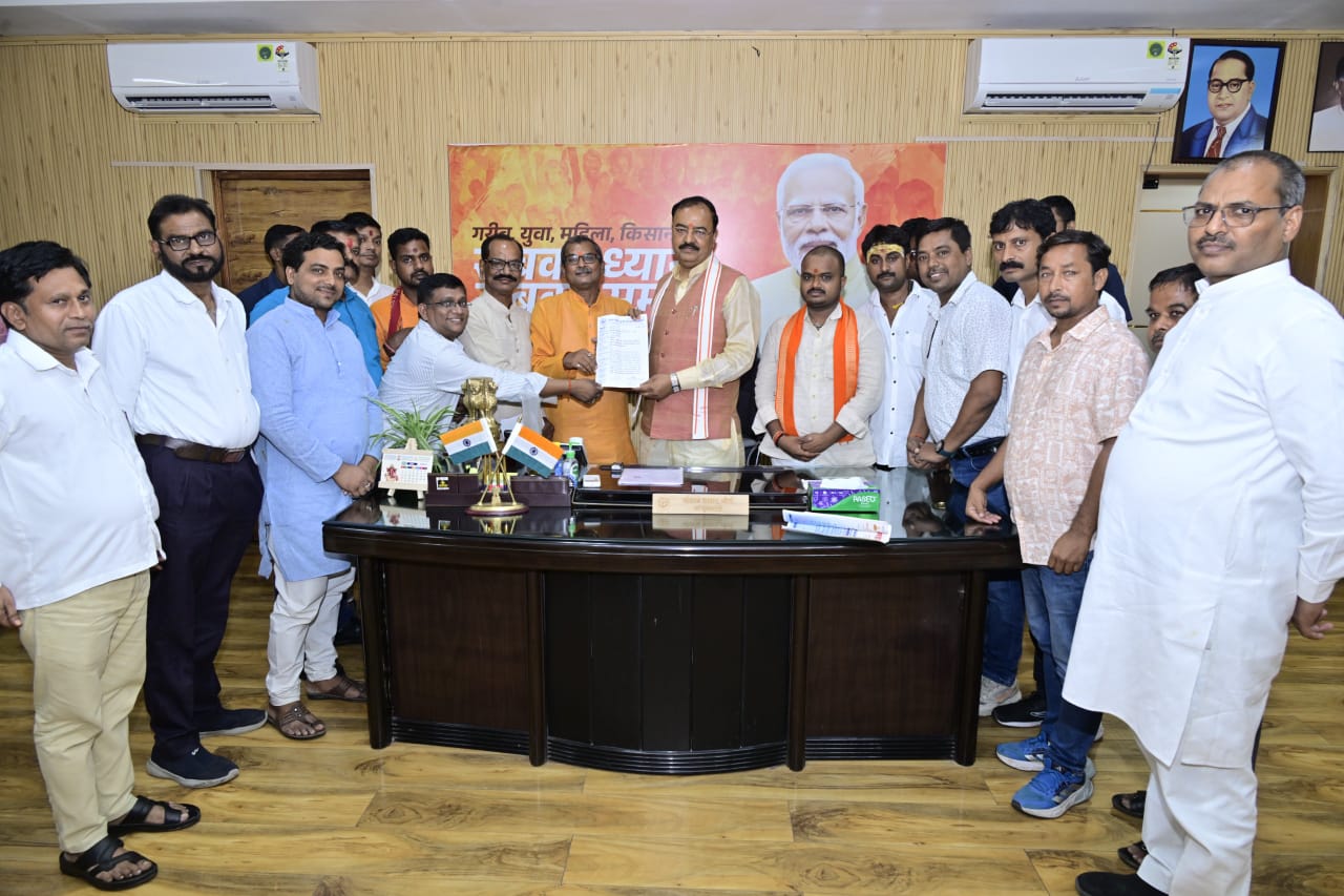 उप मुख्यमंत्री केशव प्रसाद मौर्य को भोजवाल समाज ने दिया ज्ञापन