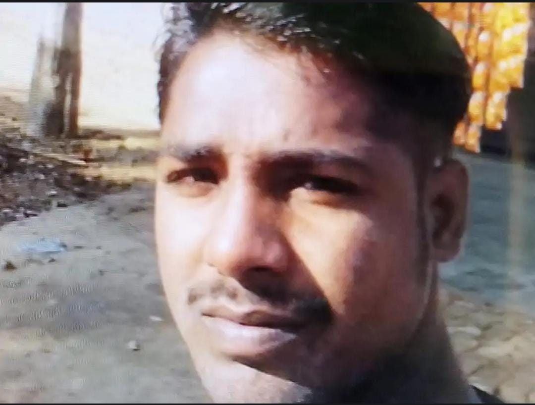 तेज रफ्तार ट्रेलर की चपेट में आने से बाइक सवार युवक की मौत