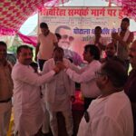 जूस पिलाकर भाजपा नेता ने समाप्त कराया अनिश्चितकालीन अनशन