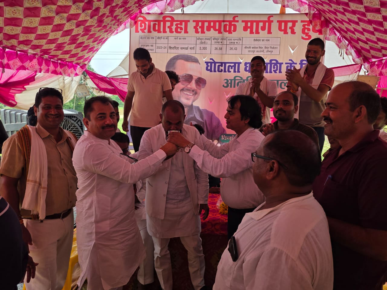 जूस पिलाकर भाजपा नेता ने समाप्त कराया अनिश्चितकालीन अनशन