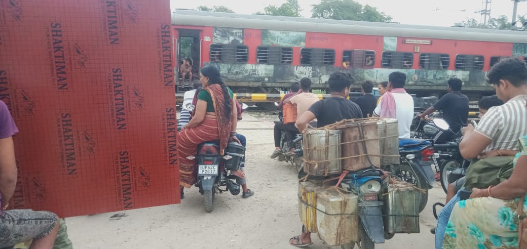 जंघई रेलवे स्टेशन के पूर्वी फाटक पर सड़क सुरक्षा का बुरा हाल