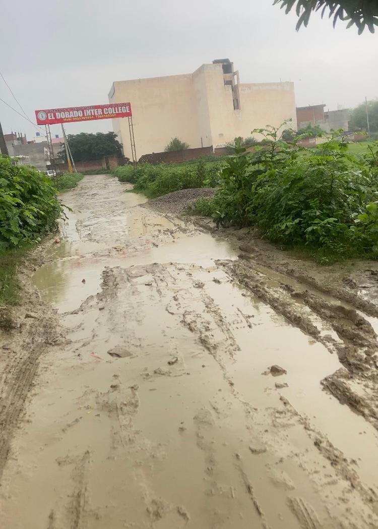 लखनऊ: फैजुल्लागंज वार्ड नंबर 16 की सड़कों का बुरा हाल, विद्यालय रास्ते पर बच्चों की सुरक्षा खतरे में