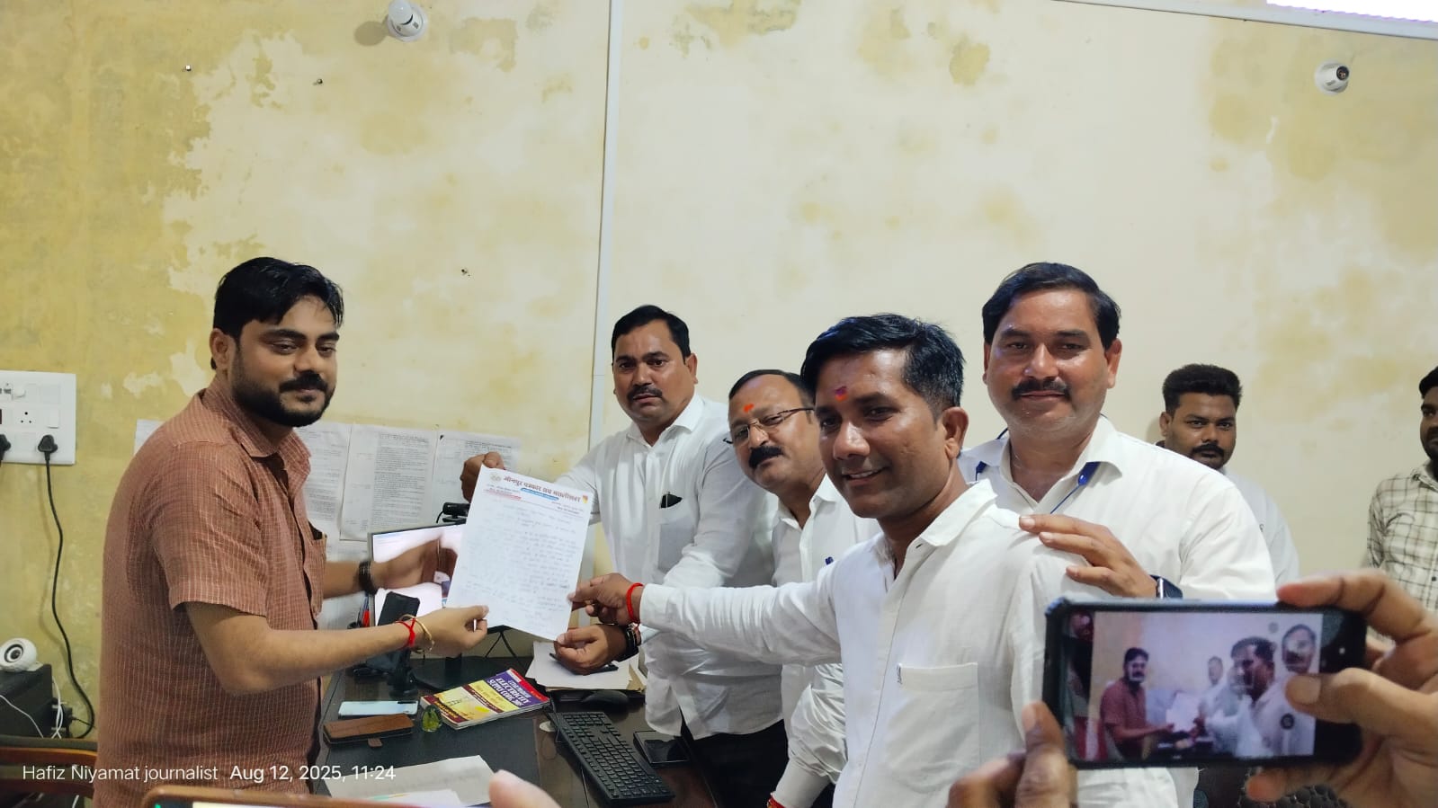 पत्रकार के साथ अभद्रता पर आक्रोशित हुआ जौनपुर पत्रकार संघ