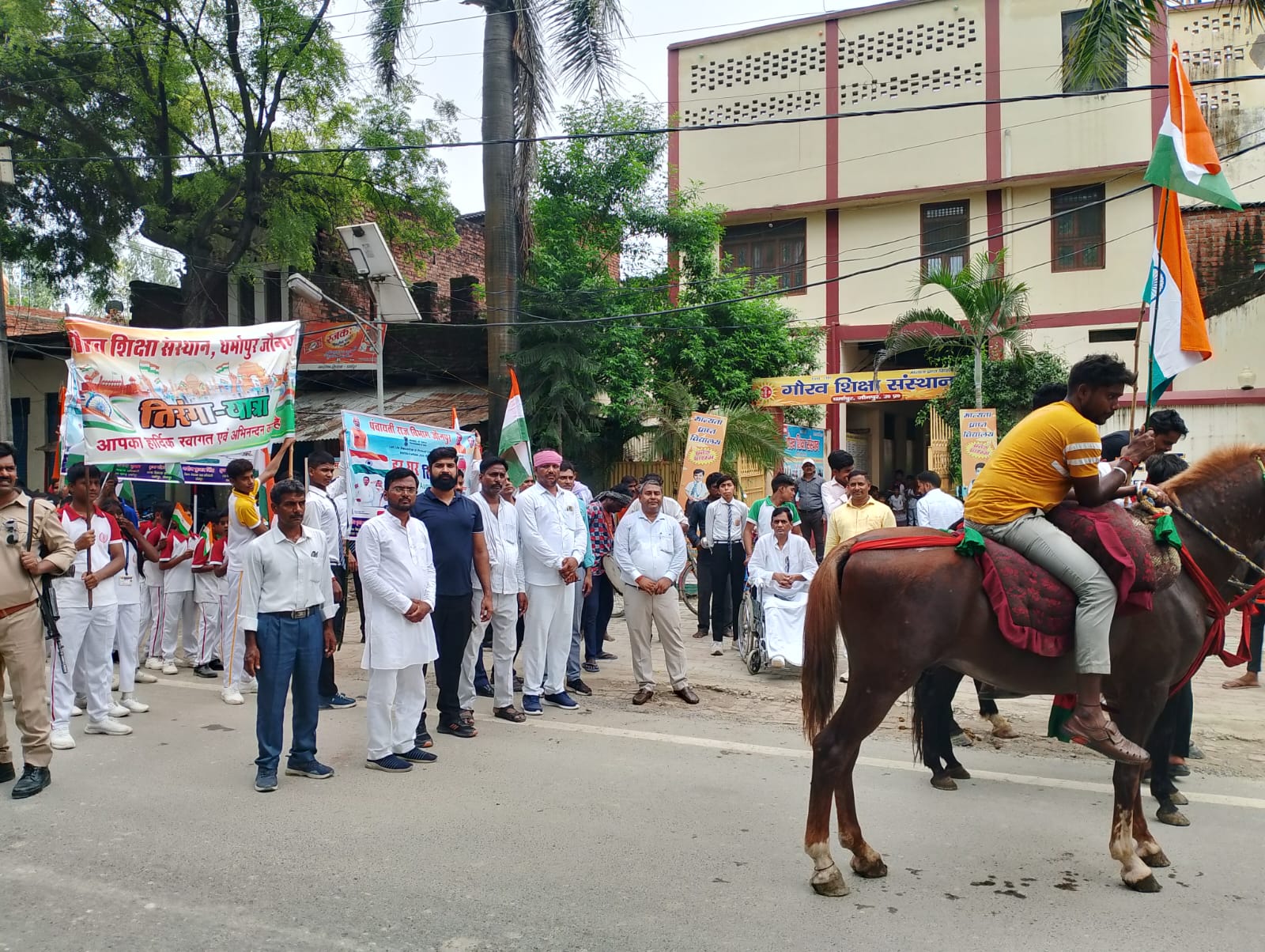 धर्मापुर ब्लॉक में निकाली गई भव्य तिरंगा यात्रा, देश भक्ति के नारों से गूँजता रहा पूरा इलाका