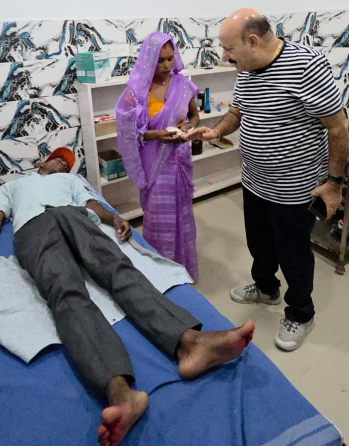 गरीब मजदूर का ऑपरेशन कराकर मसीहा बने पलिया विधायक