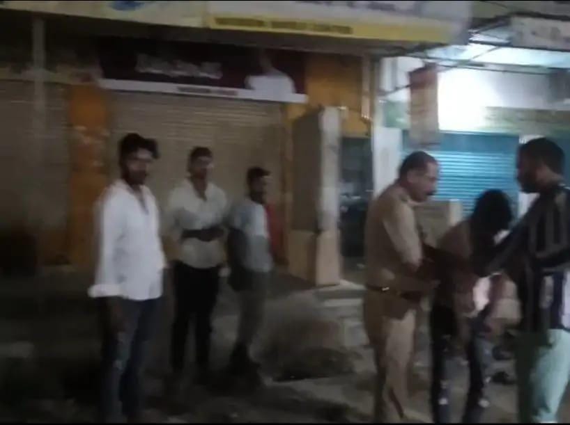 दरोगा ने युवकों को सार्वजनिक स्थान पर मारे थप्पड़, वीडियो वायरल