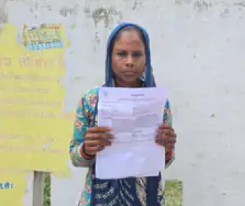 एक साल बाद भी नही नसीब छत महिला बच्चों के साथ खुले मे रहने को मजबूर