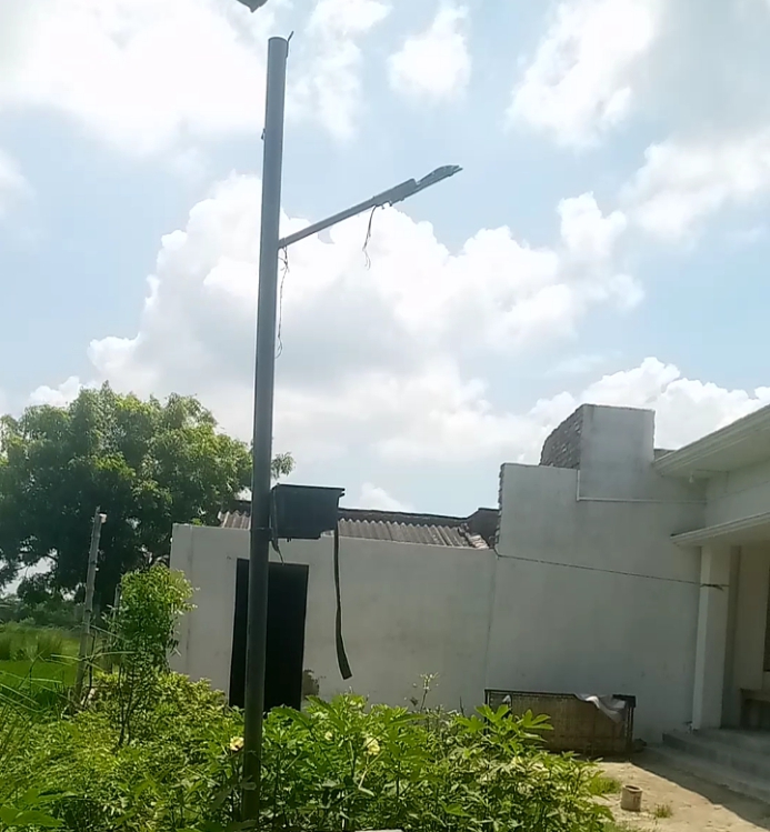 गांव की गलियां अंधेरे में, सोलर लाइटें वर्षों से खराब