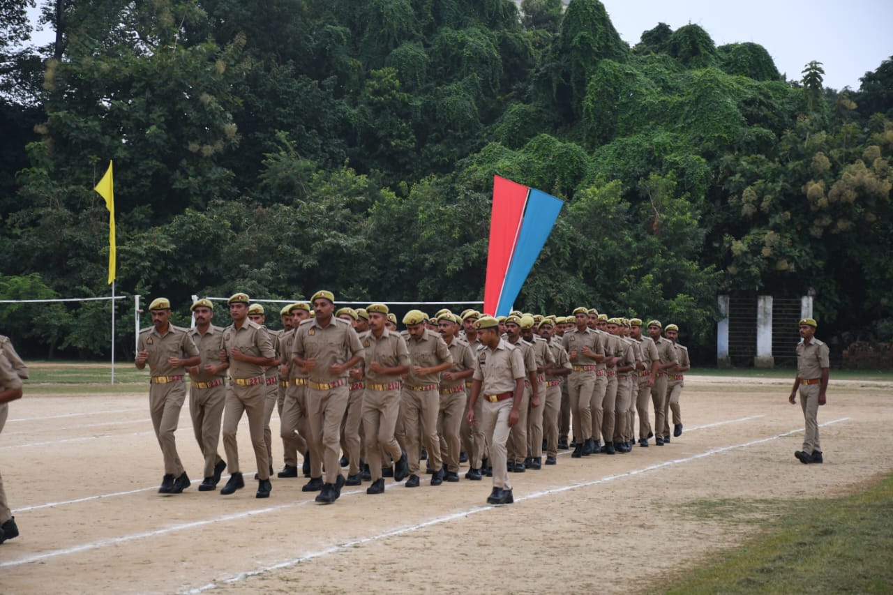 पुलिस अधीक्षक ने रिजर्व पुलिस लाइन परेड ग्राउंड मे परेड का किया निरीक्षण