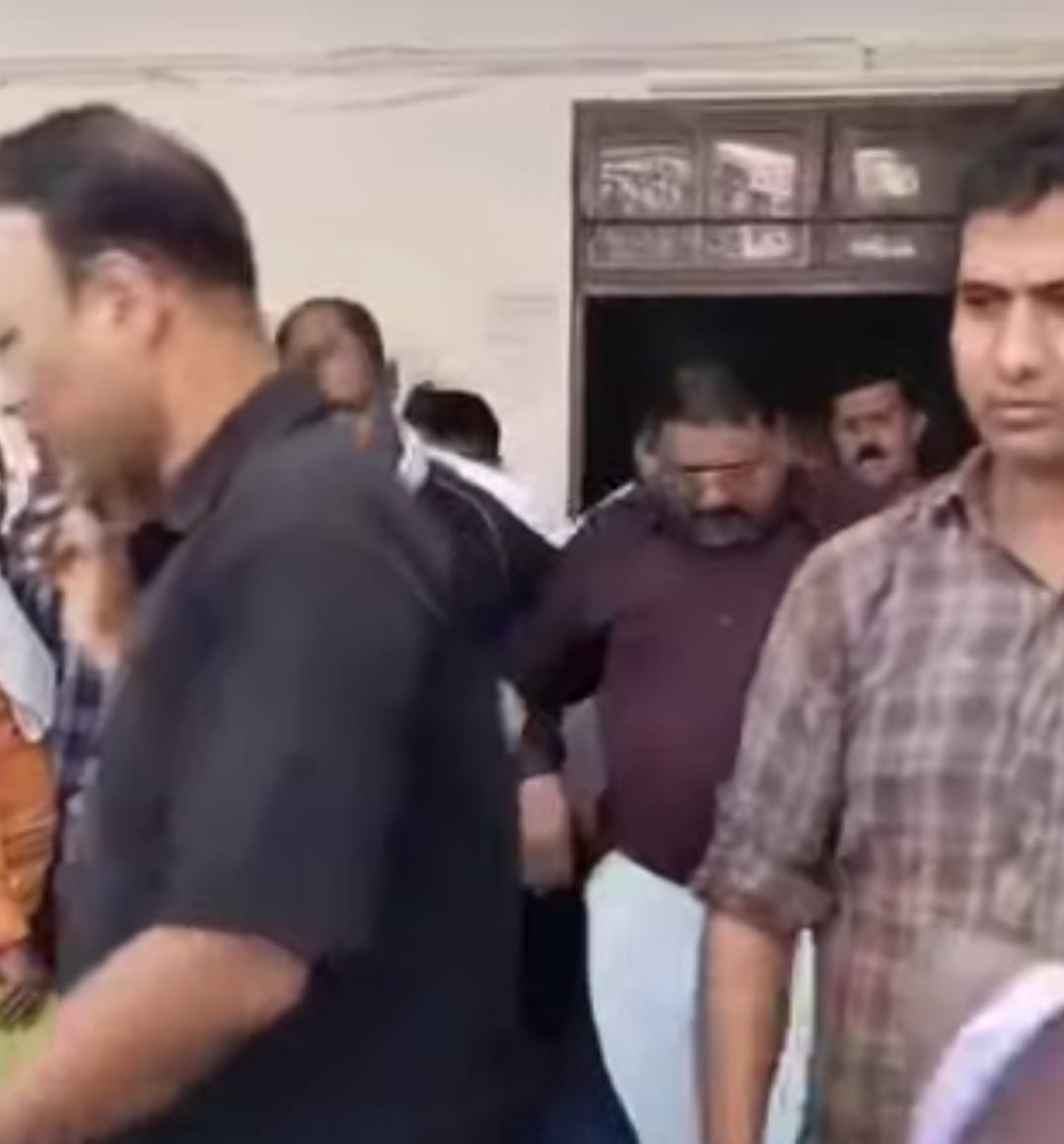 18 हजार की रिश्वत लेते विर्जीलेंन्स ने एसडीएम कोर्ट के पेशकार को रंगेहाथ पकड़ा ।