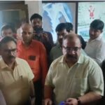 नवजात बच्चे का शव थैले मे लेकर युवक पहुंचा डीएम कार्यालय