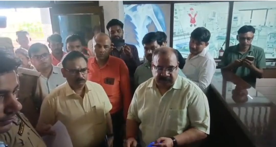 नवजात बच्चे का शव थैले मे लेकर युवक पहुंचा डीएम कार्यालय