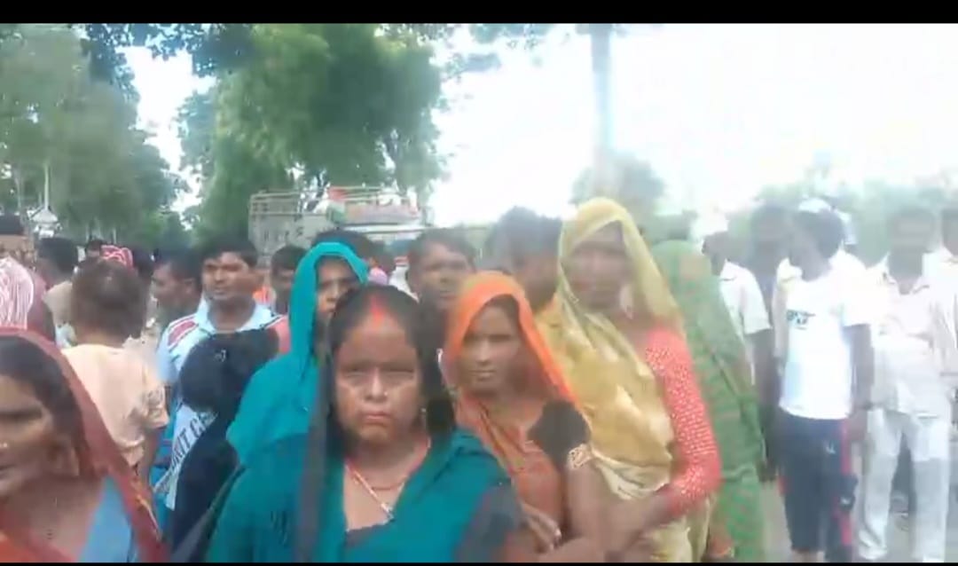 यूरिया खाद न मिलने पर किसान परेशान किया हंगामा रोड जाम