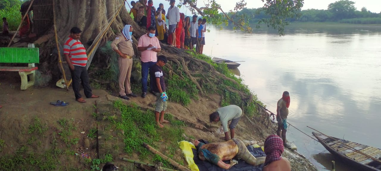 गोमती नदी में मिला एक हफ्ते पुराना शव