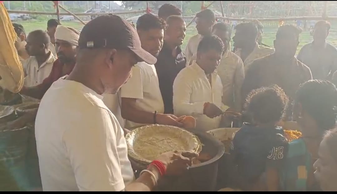 *कतरास रेलवे ग्राउंड में गणेश पूजा पर भंडारे का आयोजन ।*