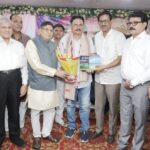 पत्रकार अरुण उपाध्याय को बधाई देने पहुंचे नेता, समाजसेवी तथा पत्रकार