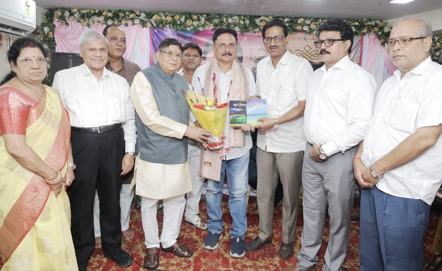 पत्रकार अरुण उपाध्याय को बधाई देने पहुंचे नेता, समाजसेवी तथा पत्रकार