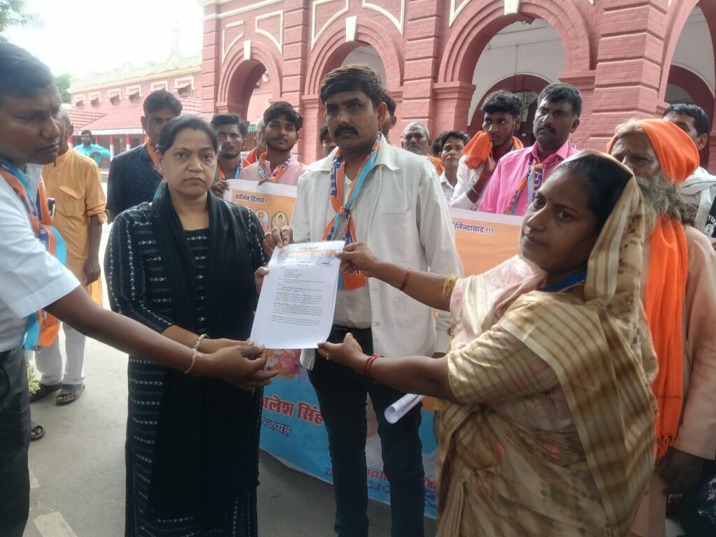 राष्ट्रवादी पार्टी कार्यकर्ताओं सहित सुभद्रा सिंह ने जिलाधिकारी को सौंपा ज्ञापन
