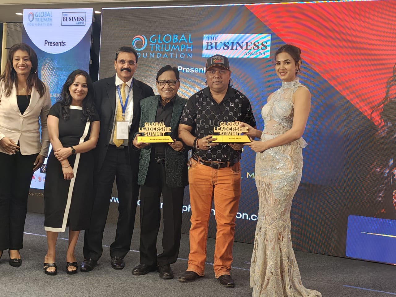 महान सिंगर अगम कुमार निगम और रफीक राजा को अवार्ड 